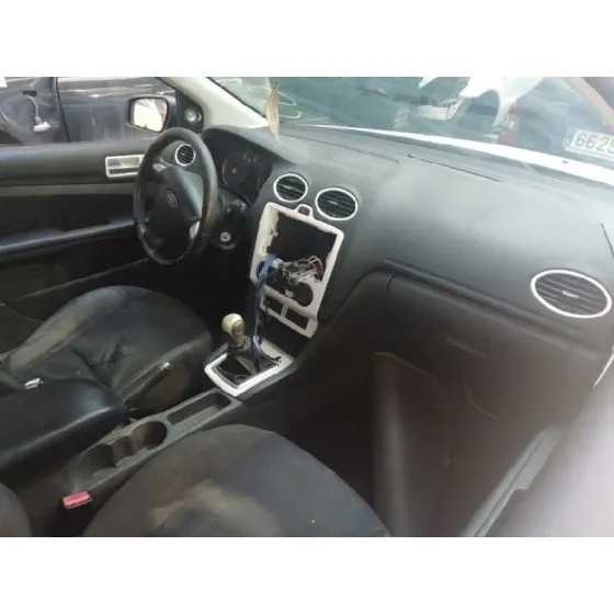 FORD FOCUS BERLINA (CAP) '2006 AMBIENTE (D) BLANCO