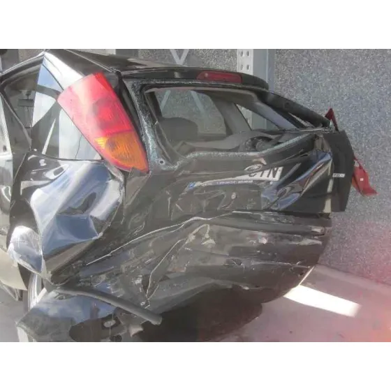 FORD FOCUS BERLINA (CAK) '2004 GHIA NEGRO