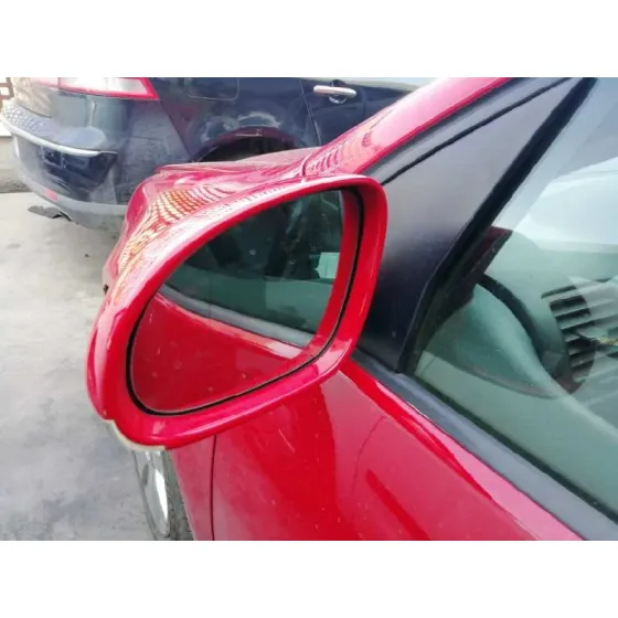 VOLKSWAGEN GOLF V BERLINA (1K1) '2004 CONCEPTLINE (E) ROJO