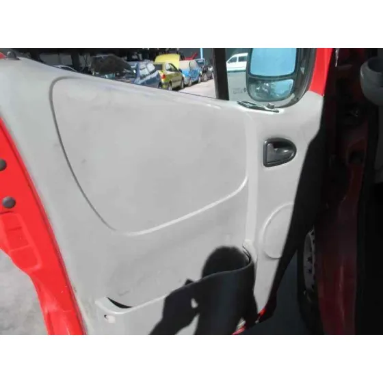 RENAULT TRAFIC COMBI (AB 4.01) '2005 9 - PLAZAS (L2H1) ACRISTALADO, COMBI LARGO ROJA