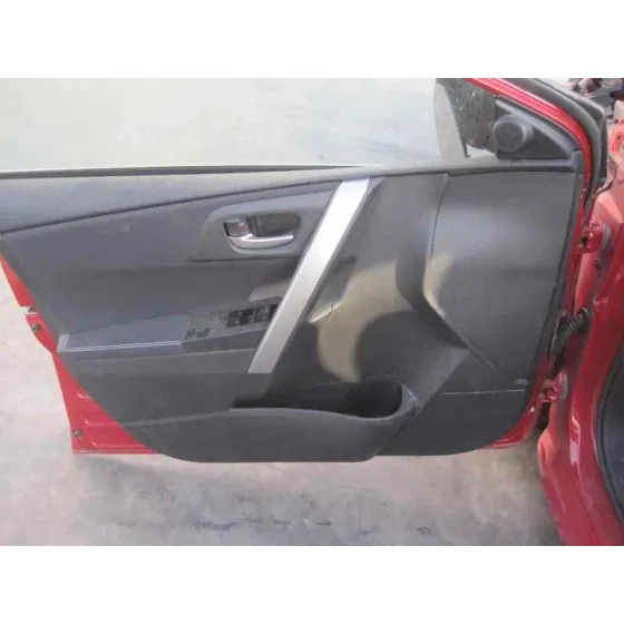 TOYOTA AURIS '2014 BUSINESS ROJO