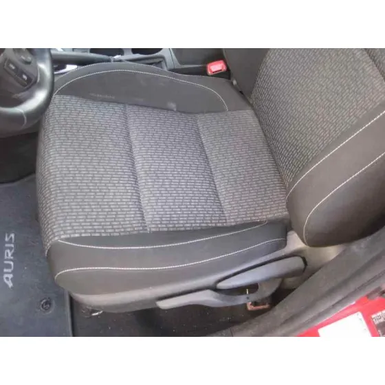 TOYOTA AURIS '2014 BUSINESS ROJO