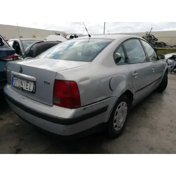 VOLKSWAGEN PASSAT BERLINA (3B2) '1999 COMFORTLINE PLATA