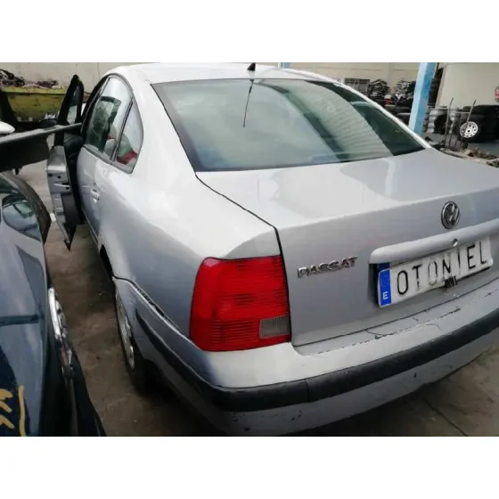 VOLKSWAGEN PASSAT BERLINA (3B2) '1999 COMFORTLINE PLATA