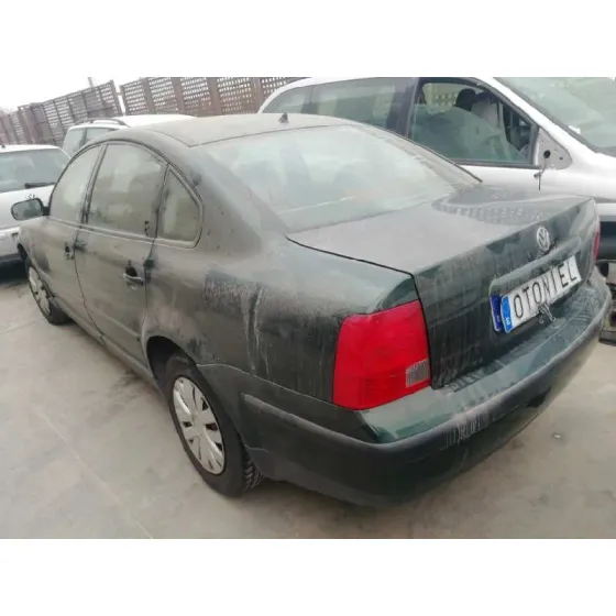 VOLKSWAGEN PASSAT BERLINA (3B2) '1997 1.8 VERDE