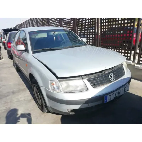 VOLKSWAGEN PASSAT BERLINA (3B2) '1998 1.9 TDI GRIS