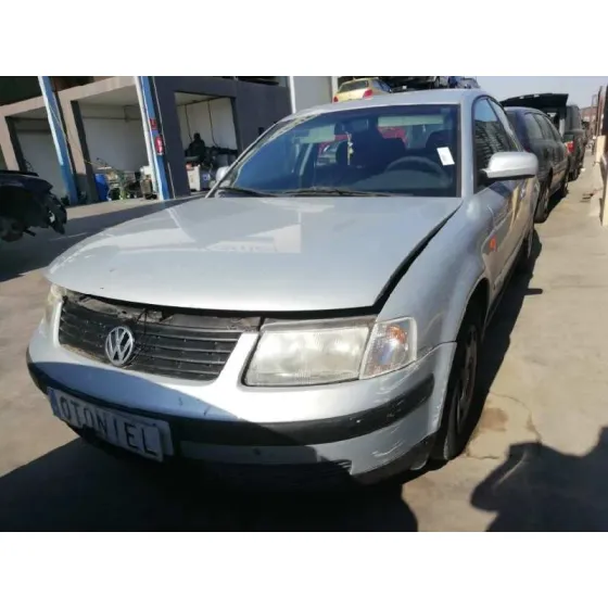 VOLKSWAGEN PASSAT BERLINA (3B2) '1998 1.9 TDI GRIS