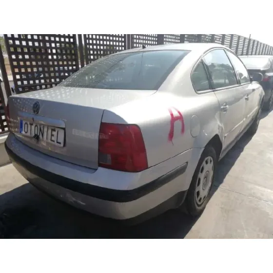 VOLKSWAGEN PASSAT BERLINA (3B2) '1998 1.9 TDI GRIS