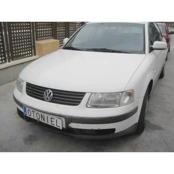 VOLKSWAGEN PASSAT BERLINA (3B2) '1999 COMFORTLINE BLANCO