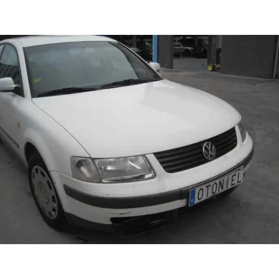 VOLKSWAGEN PASSAT BERLINA (3B2) '1999 COMFORTLINE BLANCO