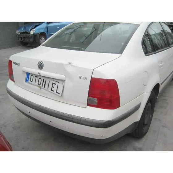 VOLKSWAGEN PASSAT BERLINA (3B2) '1999 COMFORTLINE BLANCO