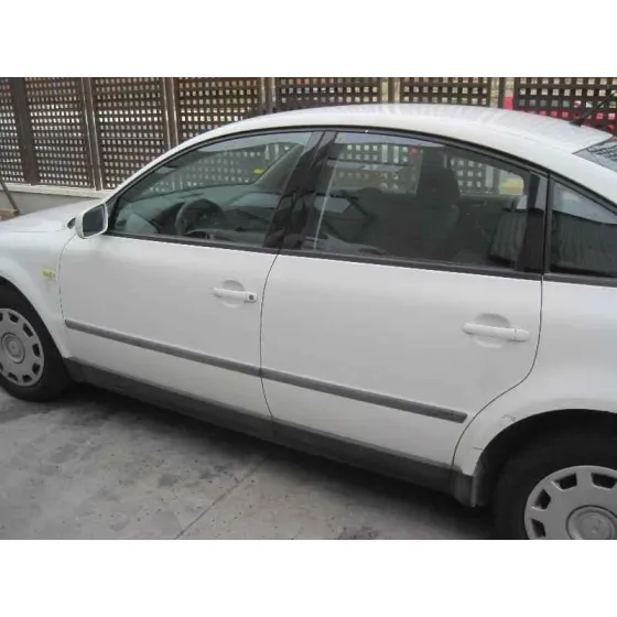 VOLKSWAGEN PASSAT BERLINA (3B2) '1999 COMFORTLINE BLANCO
