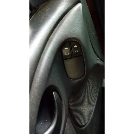 FORD FOCUS BERLINA (CAK) '2000 AMBIENTE GRANATE