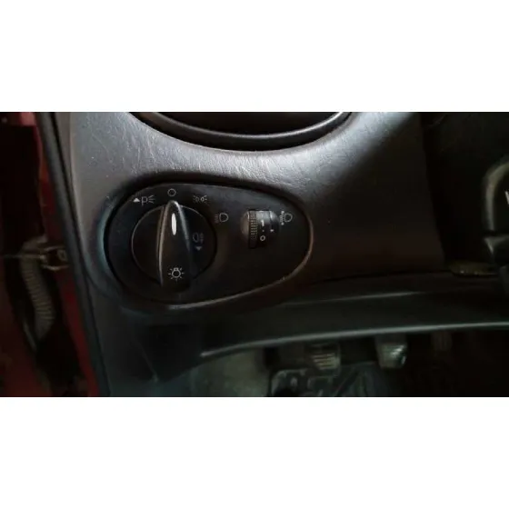 FORD FOCUS BERLINA (CAK) '2000 AMBIENTE GRANATE