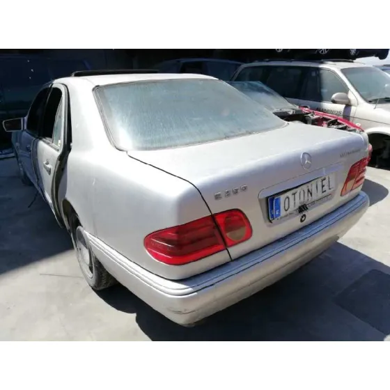 MERCEDES CLASE E (W210) BERLINA DIESEL '1998 2.9 TURBODIESEL CAT GRIS
