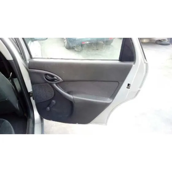FORD FOCUS BERLINA (CAK) '1999 AMBIENTE PLATA