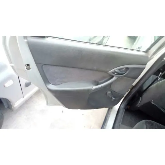 FORD FOCUS BERLINA (CAK) '1999 AMBIENTE PLATA
