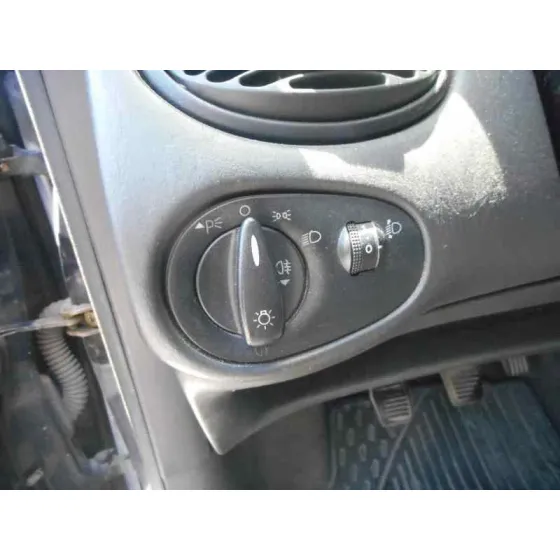 FORD FOCUS BERLINA (CAK) '1999 AMBIENTE AZUL