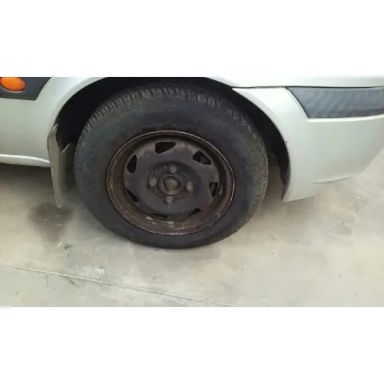 FORD FIESTA BERLINA '1999 BASICO PLATA