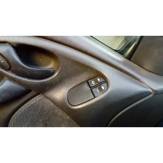 FORD FOCUS BERLINA (CAK) '2000 AMBIENTE AZUL