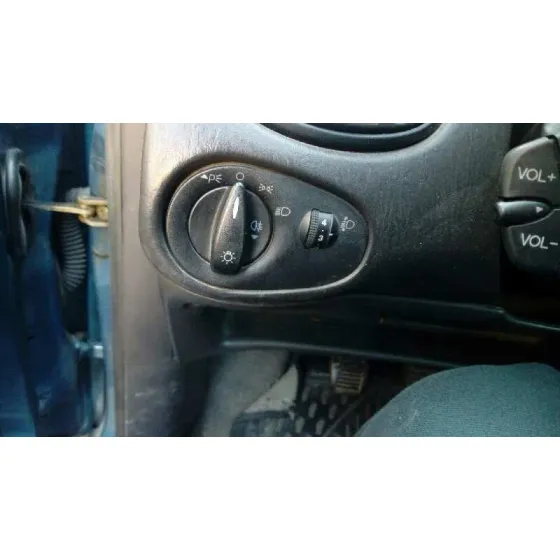 FORD FOCUS BERLINA (CAK) '2000 AMBIENTE AZUL