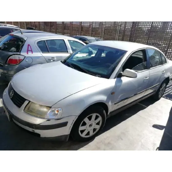 VOLKSWAGEN PASSAT BERLINA (3B2) '1998 COMFORTLINE AZUL