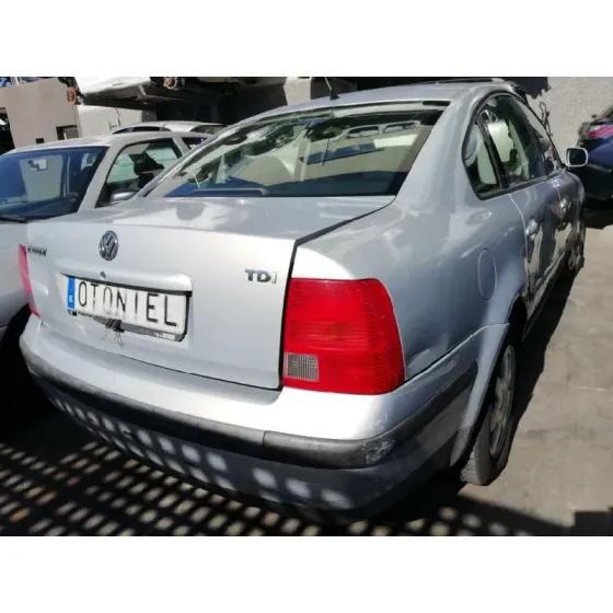 VOLKSWAGEN PASSAT BERLINA (3B2) '1998 COMFORTLINE AZUL