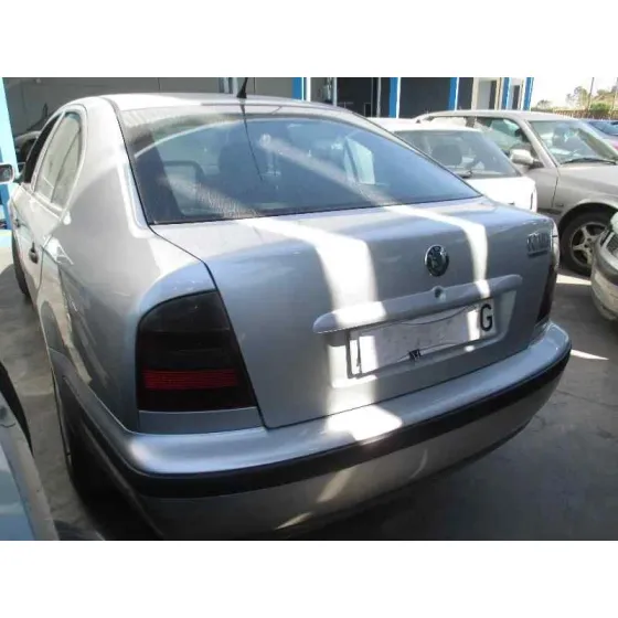 SKODA OCTAVIA BERLINA (1U2) '2000 1.9 TDI GLX PLATA