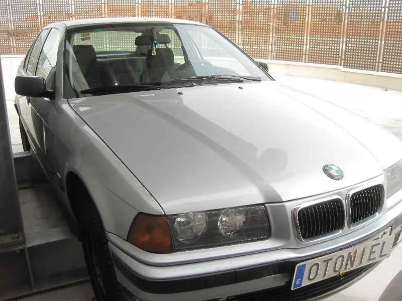 BMW SERIE 3 BERLINA (E36) '1997 318TDS GRIS
