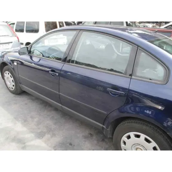VOLKSWAGEN PASSAT BERLINA (3B2) '2000 1.9 TDI AZUL