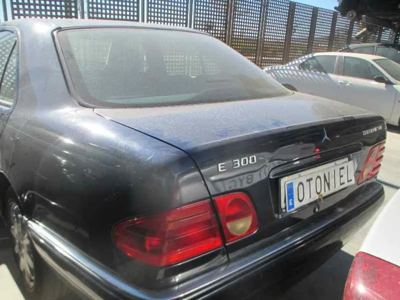 MERCEDES CLASE E (W210) BERLINA DIESEL '1998 300 TURBODIESEL (210.025) AZUL