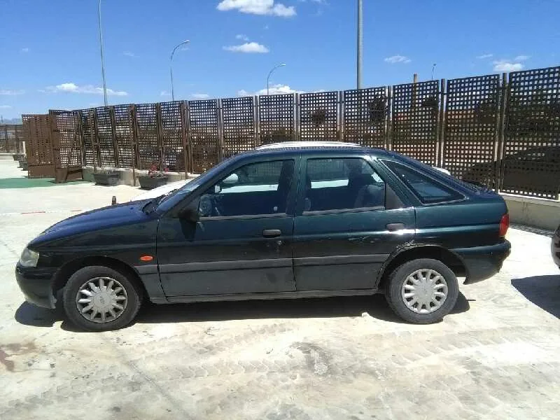 FORD ESCORT BERLINA FORD ESCORT BERLINA '1996 BRAVO VERDE 1989