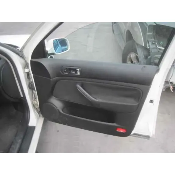 VOLKSWAGEN GOLF IV BERLINA (1J1) '1998 1.6 BLANCO