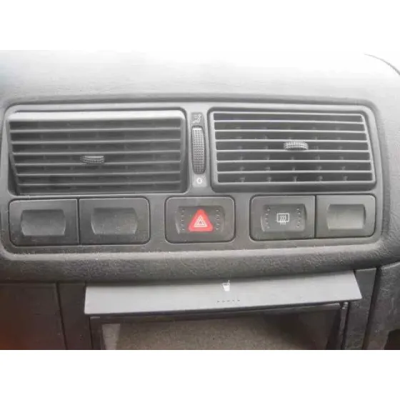 VOLKSWAGEN GOLF IV BERLINA (1J1) '1998 1.6 BLANCO