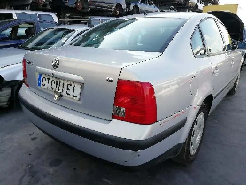 VOLKSWAGEN PASSAT BERLINA (3B2) '1997 1.8 GRIS PLATA