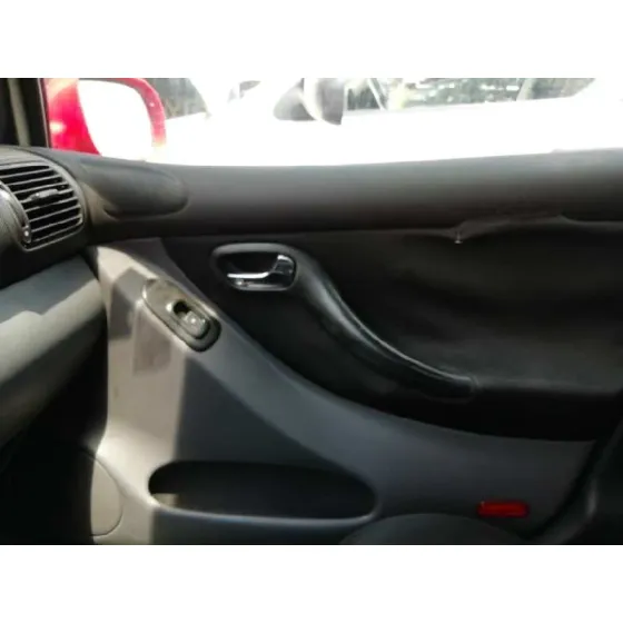 SEAT LEON (1M1) '2000 STELLA ROJO