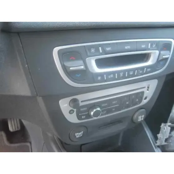 RENAULT MEGANE III BERLINA 5 P '2013 BOSE EDITION GRIS CENIZA