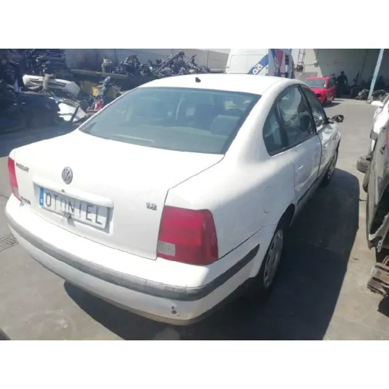 VOLKSWAGEN PASSAT BERLINA (3B2) '1999 BASICO BLANCO