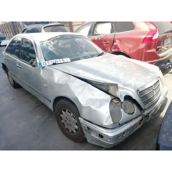 MERCEDES CLASE E (W210) BERLINA '1998 240 (210.061) GRIS