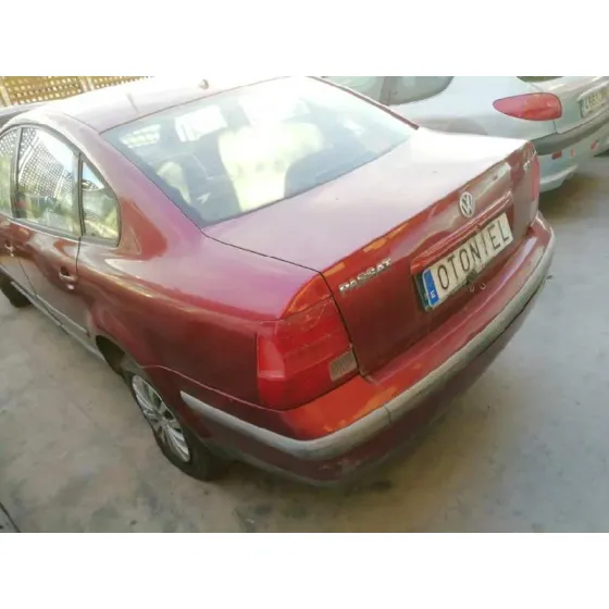 VOLKSWAGEN PASSAT BERLINA (3B2) '1997 COMFORTLINE ROJO