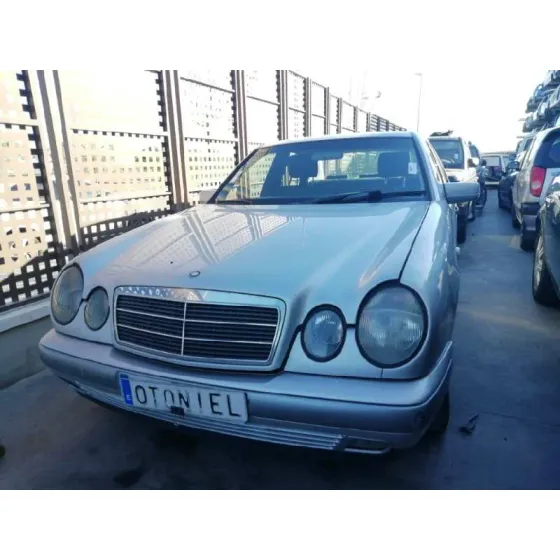 MERCEDES CLASE E (W210) BERLINA DIESEL '1998 3.0 TURBODIESEL CAT GRIS PLATA