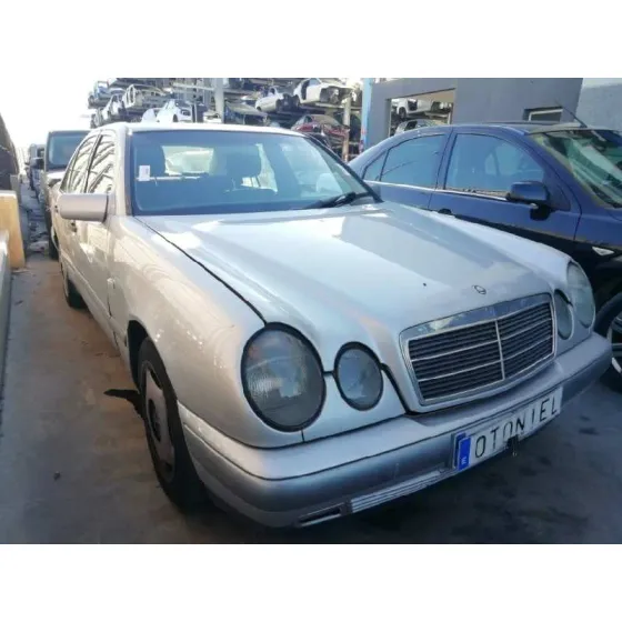 MERCEDES CLASE E (W210) BERLINA DIESEL '1998 3.0 TURBODIESEL CAT GRIS PLATA
