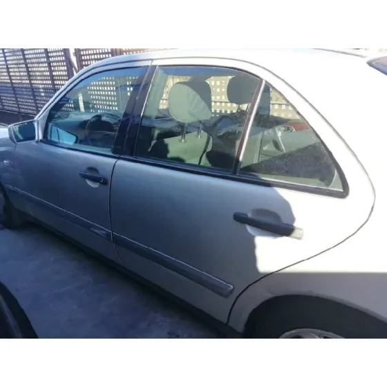 MERCEDES CLASE E (W210) BERLINA DIESEL '1998 3.0 TURBODIESEL CAT GRIS PLATA
