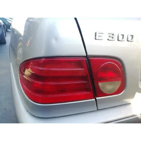 MERCEDES CLASE E (W210) BERLINA DIESEL '1998 3.0 TURBODIESEL CAT GRIS PLATA