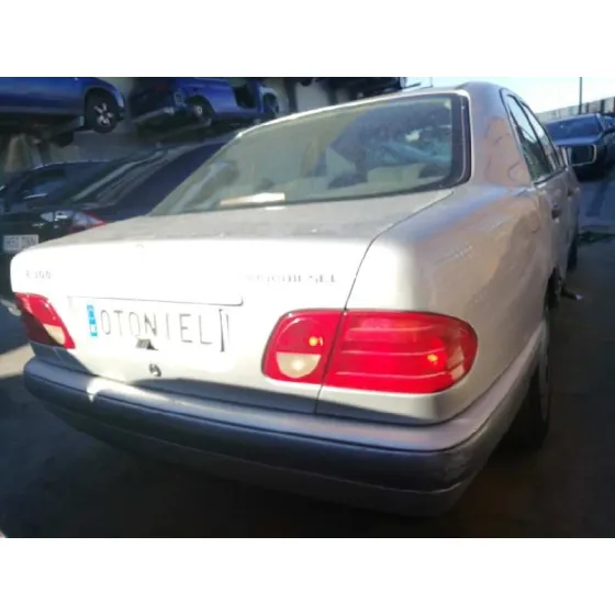 MERCEDES CLASE E (W210) BERLINA DIESEL '1998 3.0 TURBODIESEL CAT GRIS PLATA