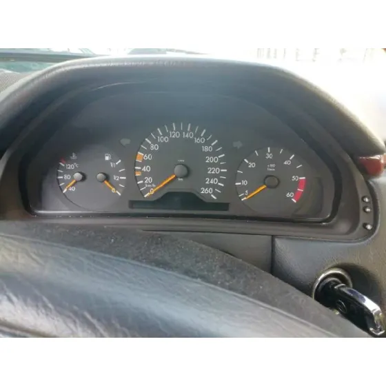 MERCEDES CLASE E (W210) BERLINA DIESEL '1998 3.0 TURBODIESEL CAT GRIS PLATA