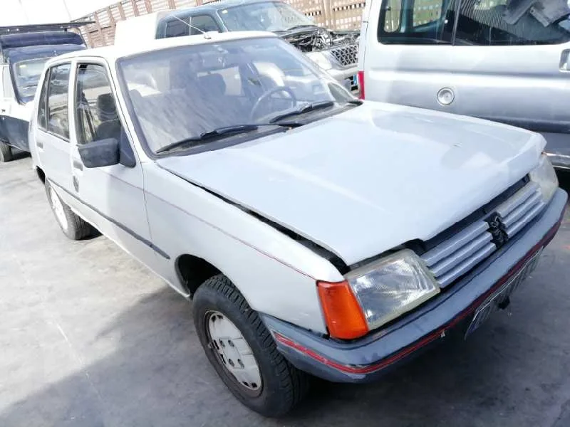 PEUGEOT 205 BERLINA PEUGEOT 205 BERLINA '1986 GR 1.2 GASOLINA GRIS 0