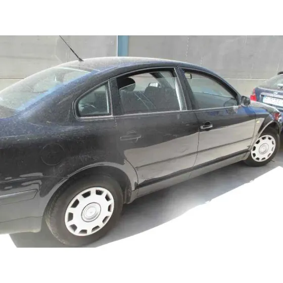 VOLKSWAGEN PASSAT BERLINA (3B2) '1999 COMFORTLINE NEGRO