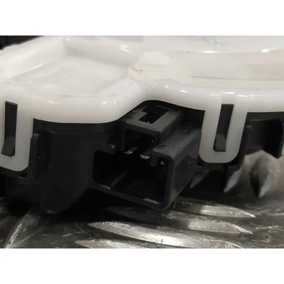 Cerradura Maletero / Porton para Mazda 2 Lim. ()