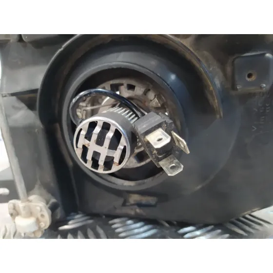 Faro Derecho para Mitsubishi Montero (V20/V40)